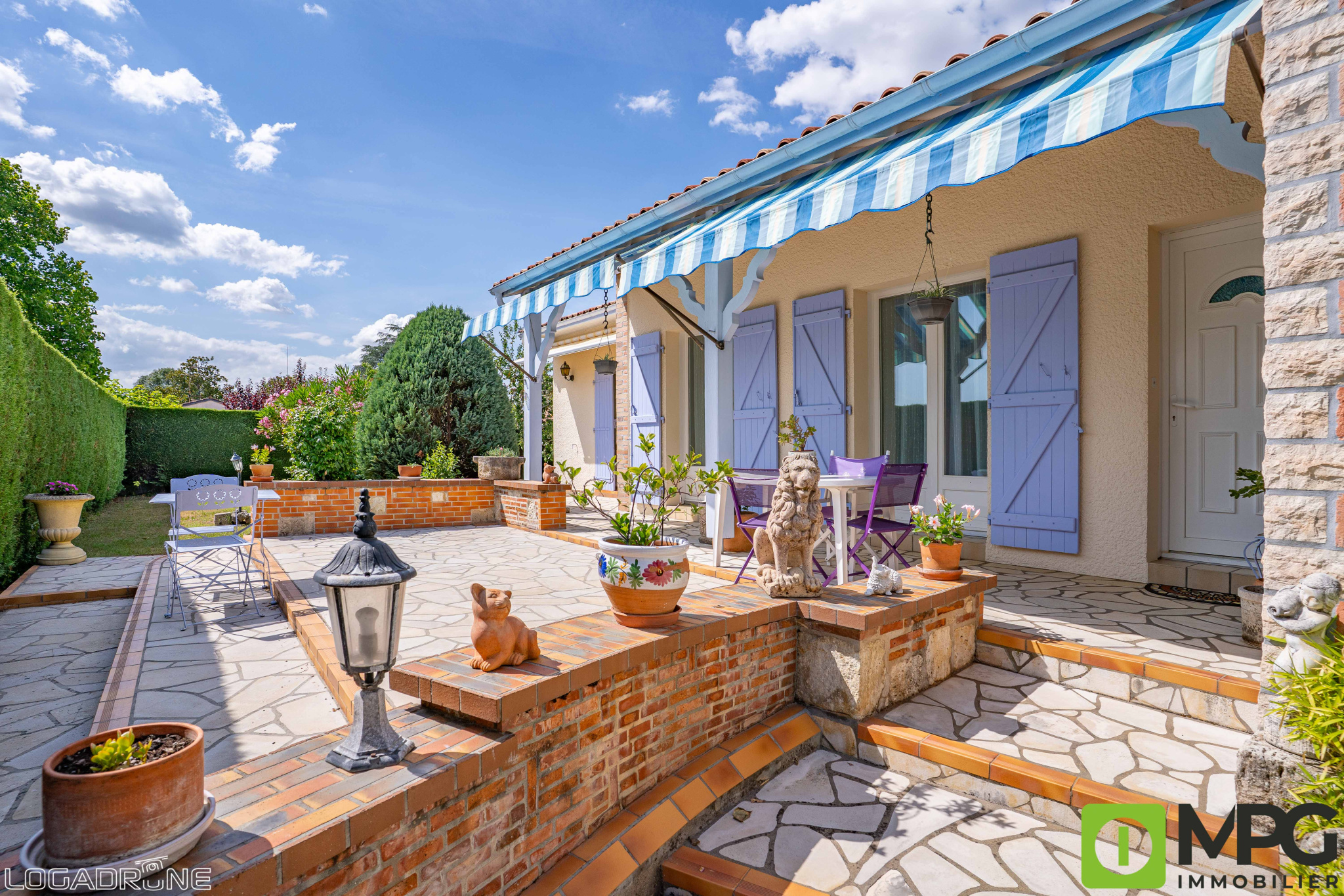 Sur la commune de BIAS, maison 120 m2, beaux volumes, 3 cham