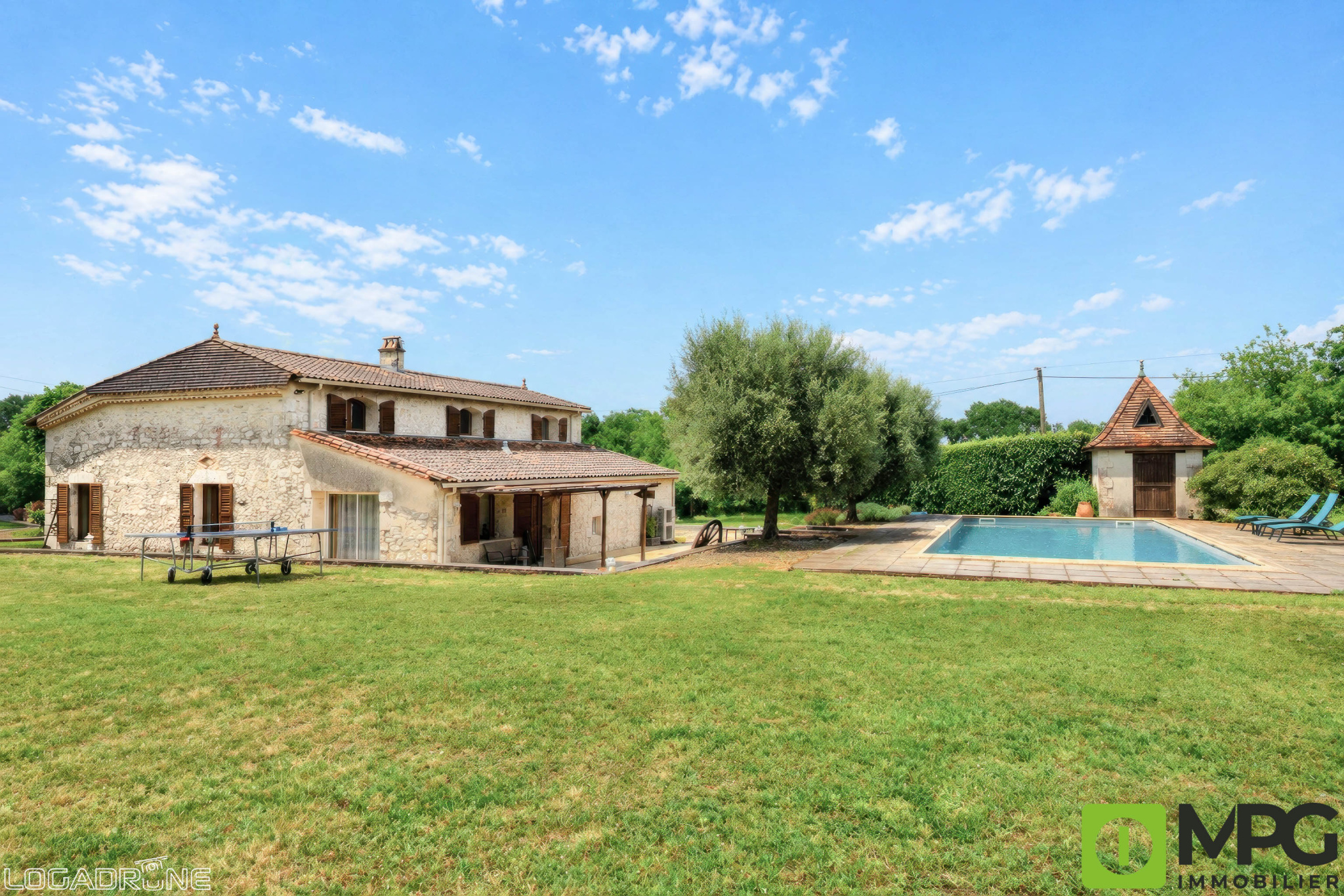 Proche de VILLEREAL, Maison en pierres avec piscine, garage