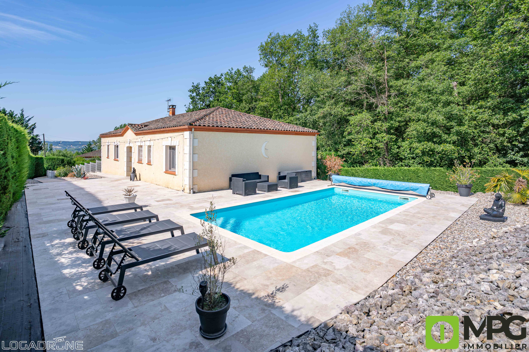 LE LEDAT, maison F4 d'environ 119,39 m2 avec piscine sur une