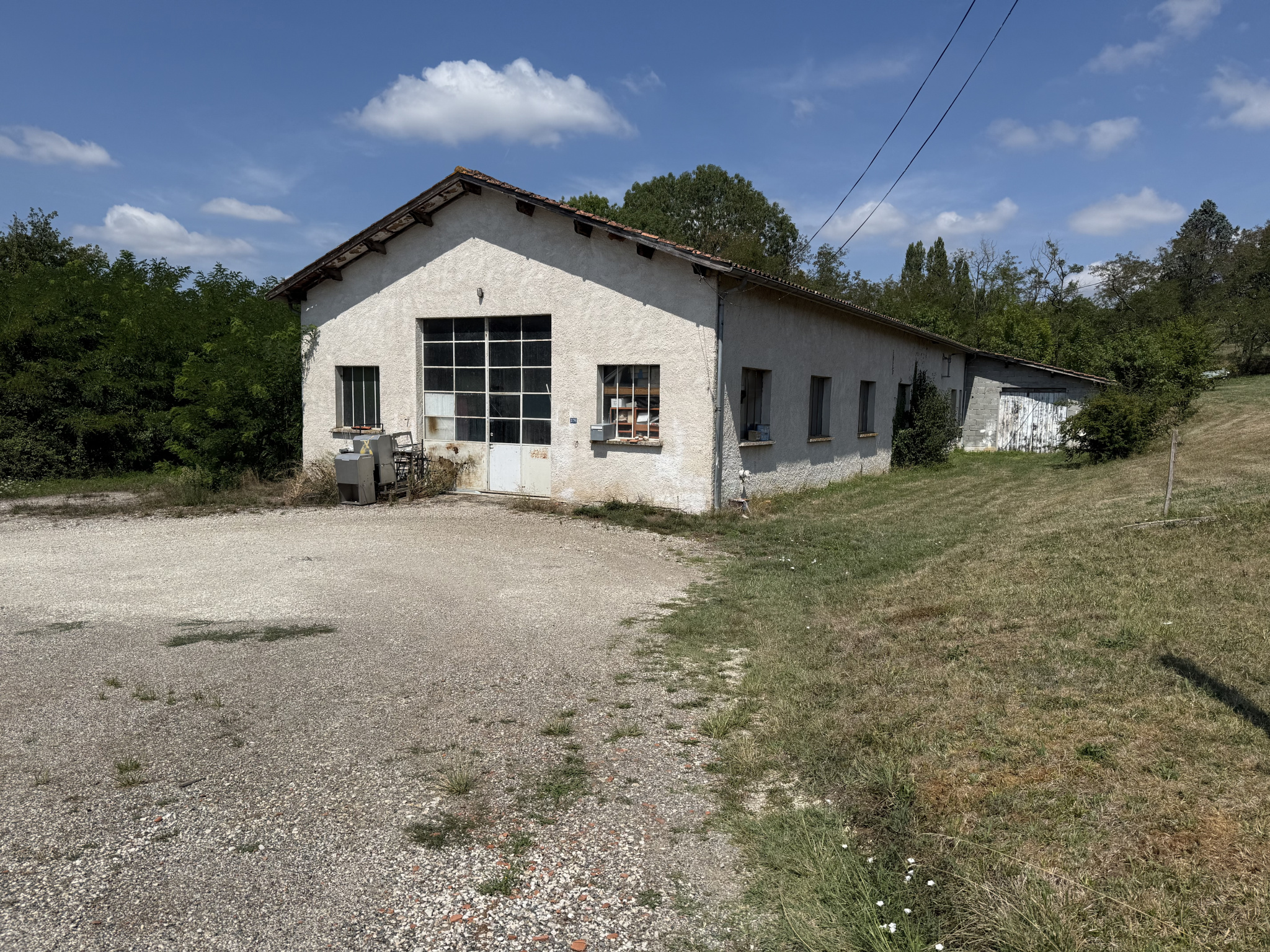 VILLENEUVE SUR LOT, hangar de 451 m2 en zone artisanale