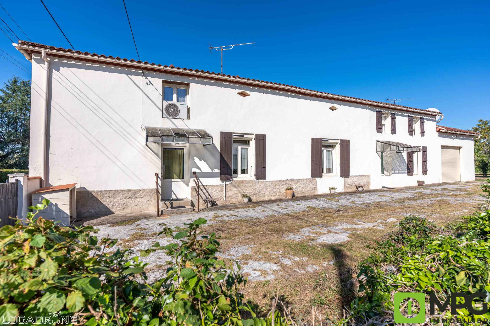 BIAS, maison de plain pied type longère rénovée avec garage et jardin