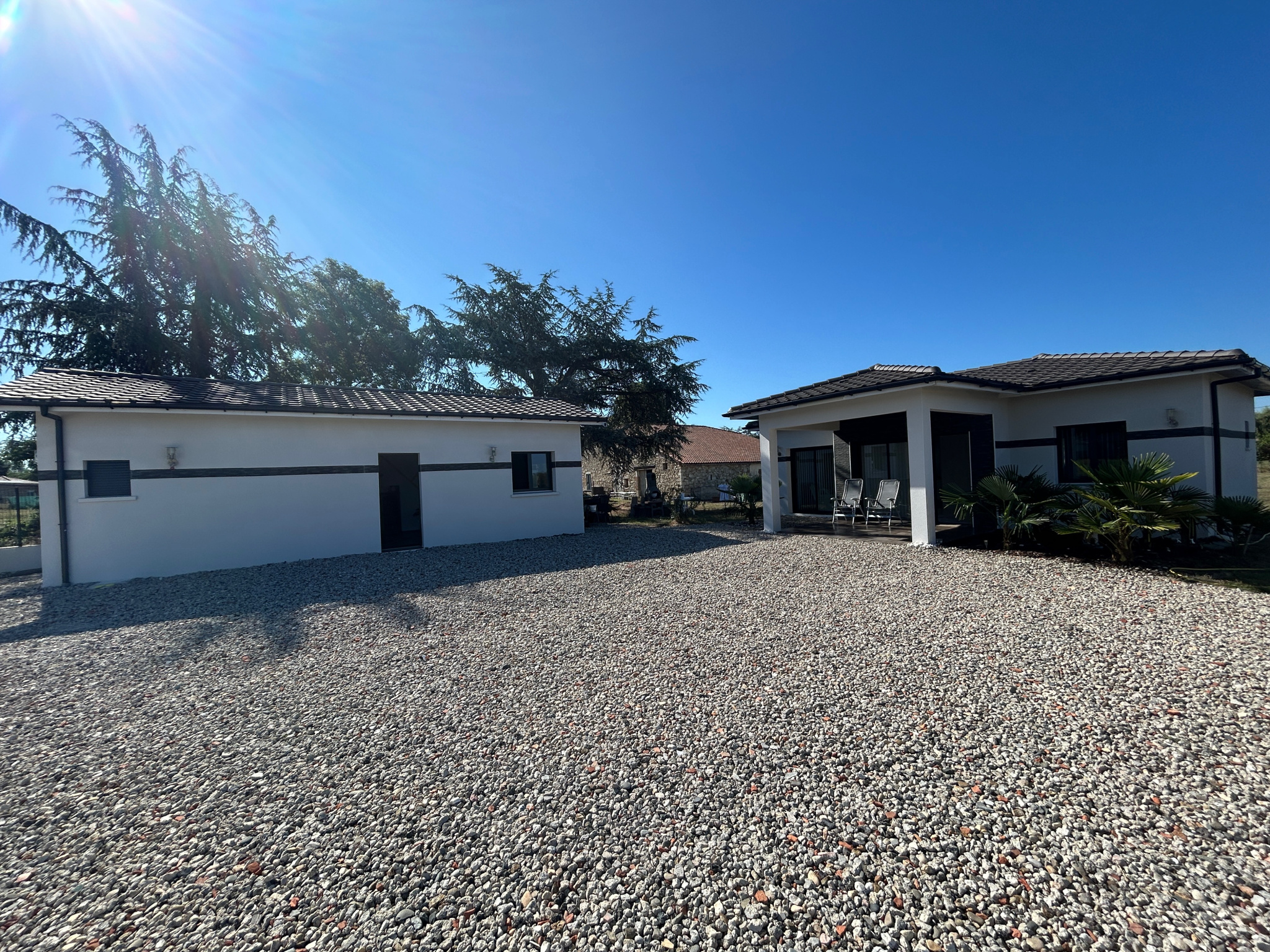 VILLENEUVE SUR LOT, Maison de plain-pied, 2 chambres, jardin et garage.