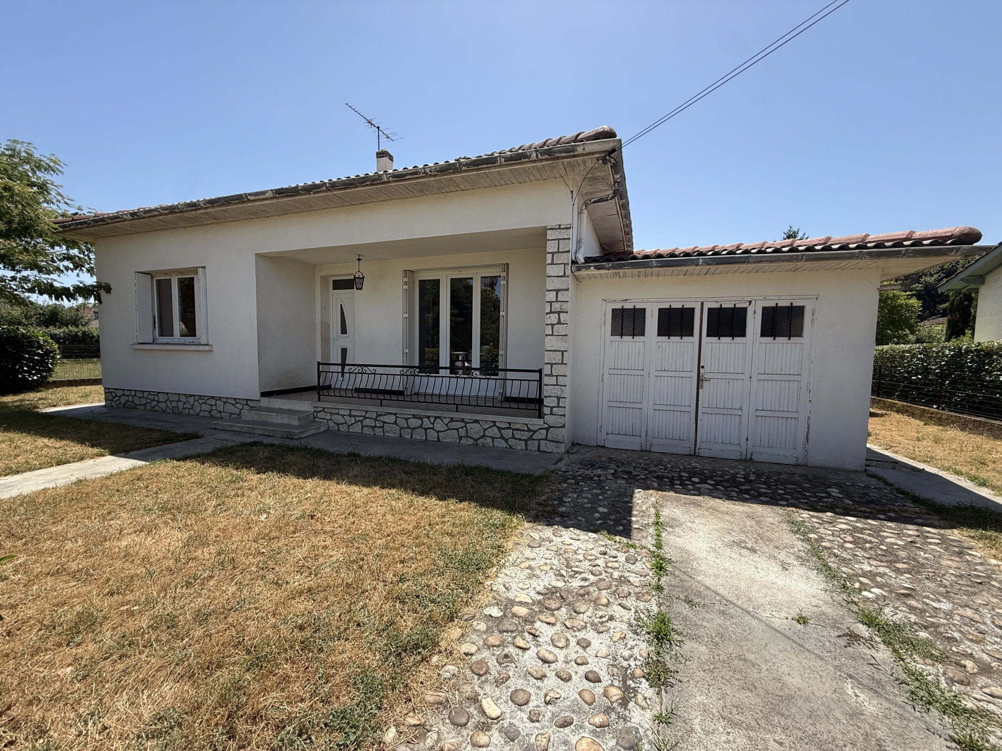 VILLENEUVE SUR LOT, maison F3 avec garage sur une parcelle de 500 m2.