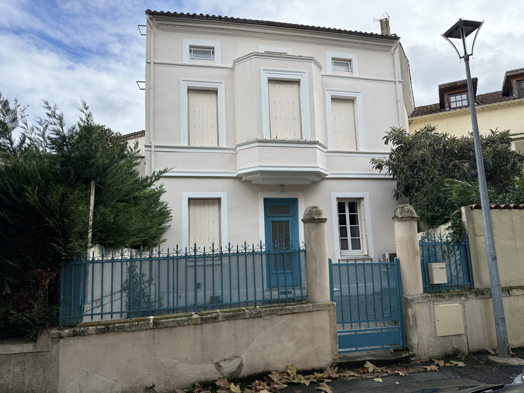 VILLENEUVE SUR LOT, immeuble rénové comprenant 4 appartements et un local professionnel