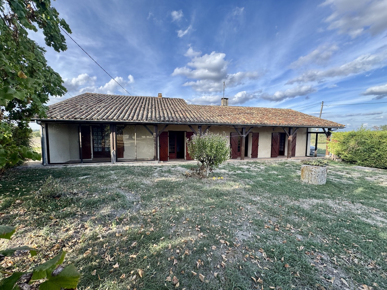 MONFLANQUIN, Maison de plain peid, 3 chambres, 2000 m2 de terrain, garage.