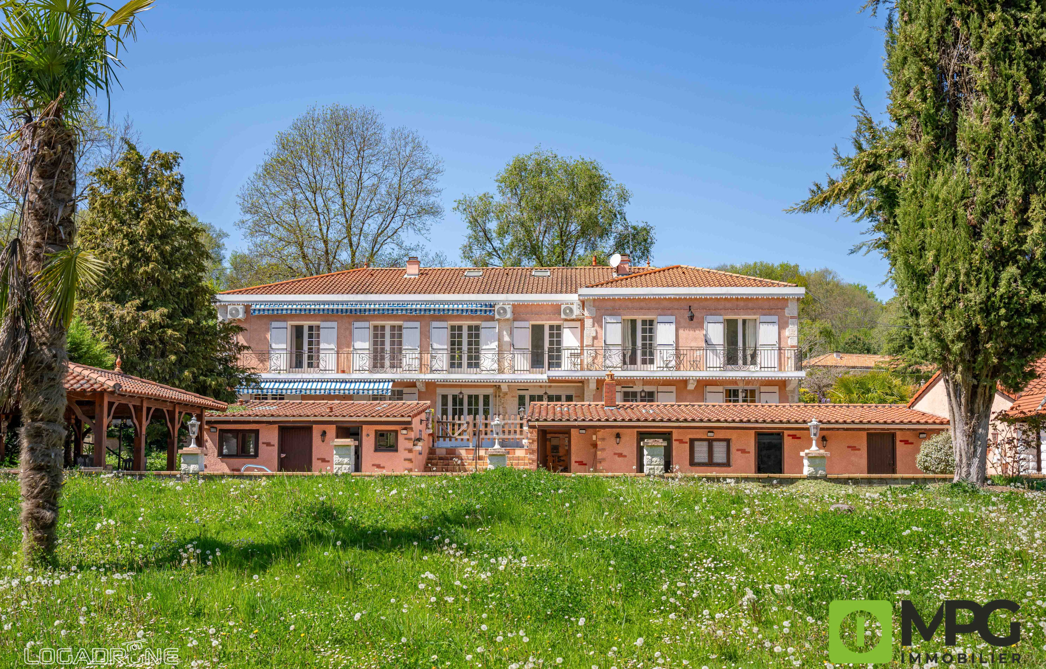 Maison traditionnelle construite en 1970, comprenant 10 chambres sur une parcelle arborée de 6 840 m2 avec pis