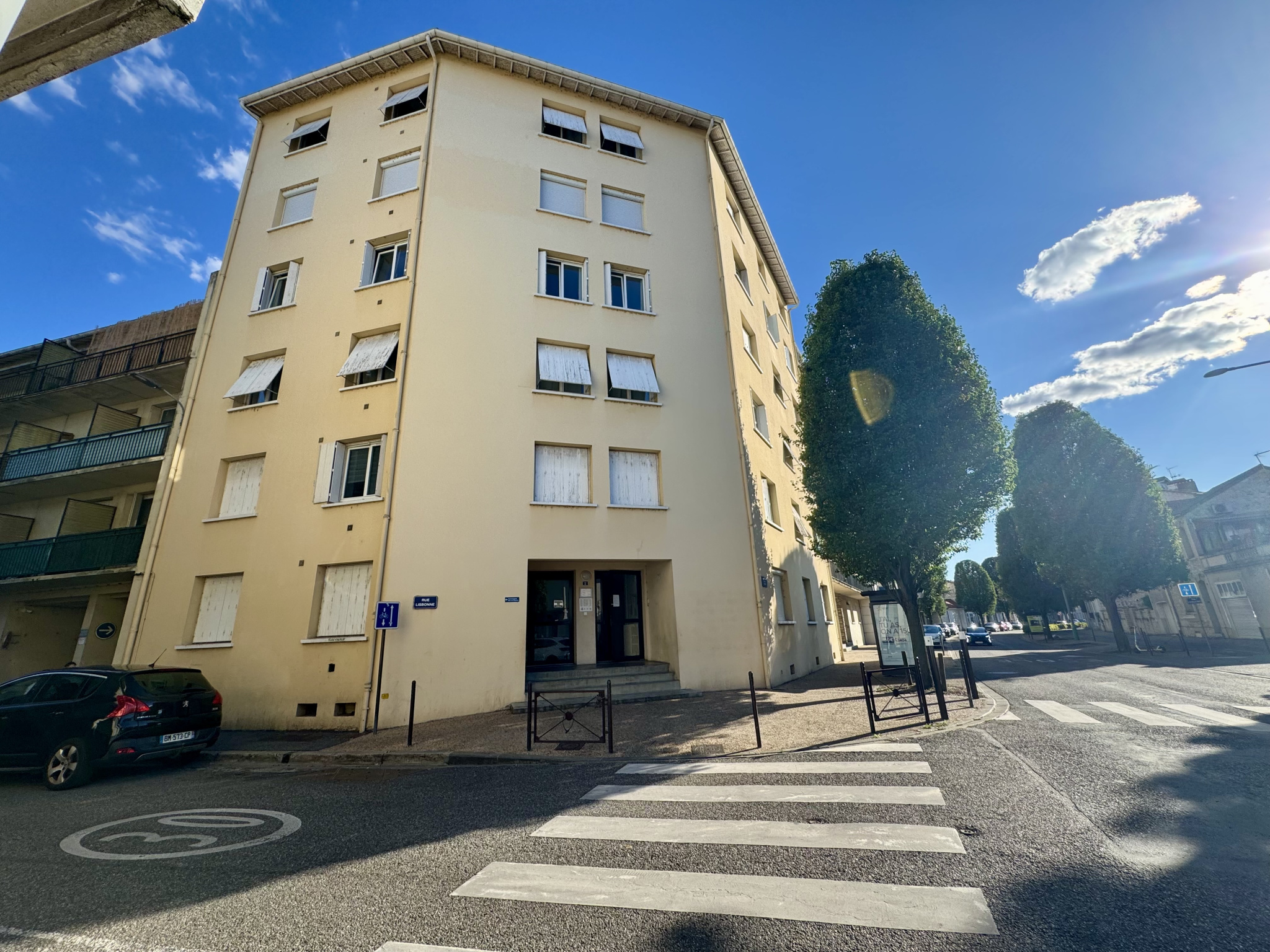 A AGEN, PROCHE DU CENTRE VILLE, T1BIS DANS UNE RÉSIDENCE SÉCURISÉE AVEC PARKING ET ASCENSEUR