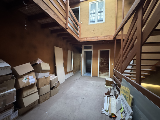 Immeuble de rapport au coeur de VILLENEUVE SUR LOT avec local commercial et habitation.