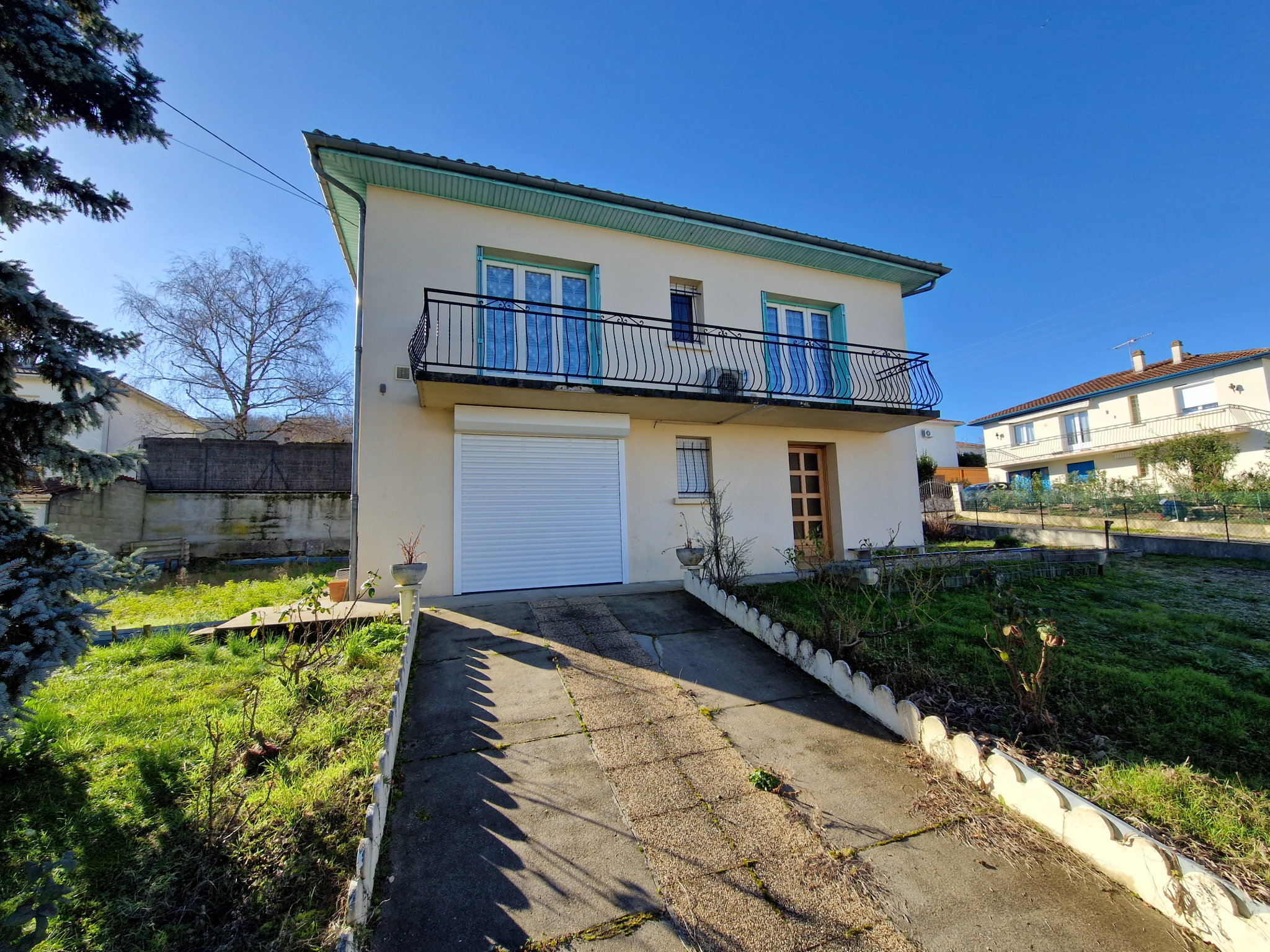 Maison secteur PUJOLS, 2 chambres et garage