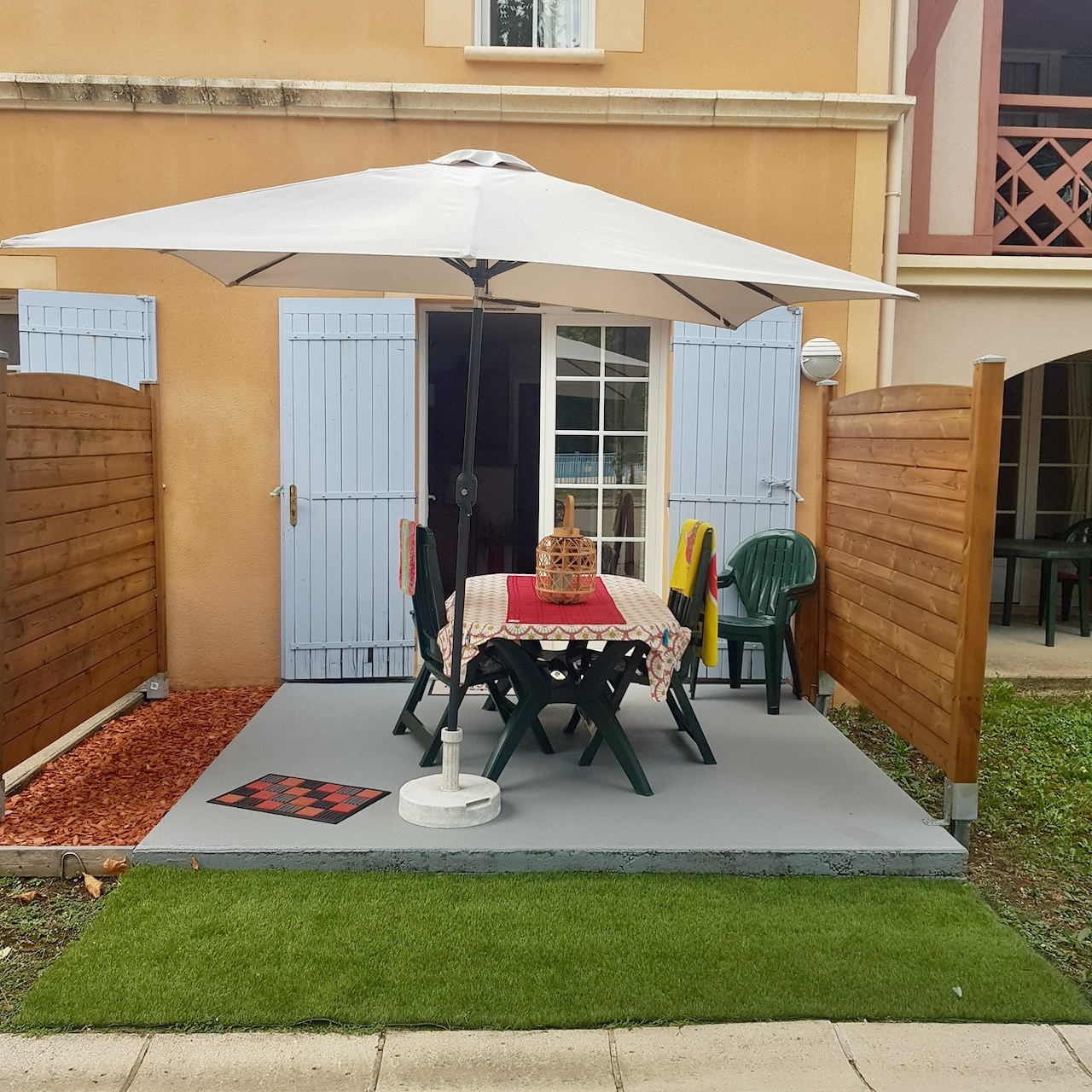 MONFLANQUIN, Appartement T3 avec terrasse en résidence de vacances avec piscine chauffée,