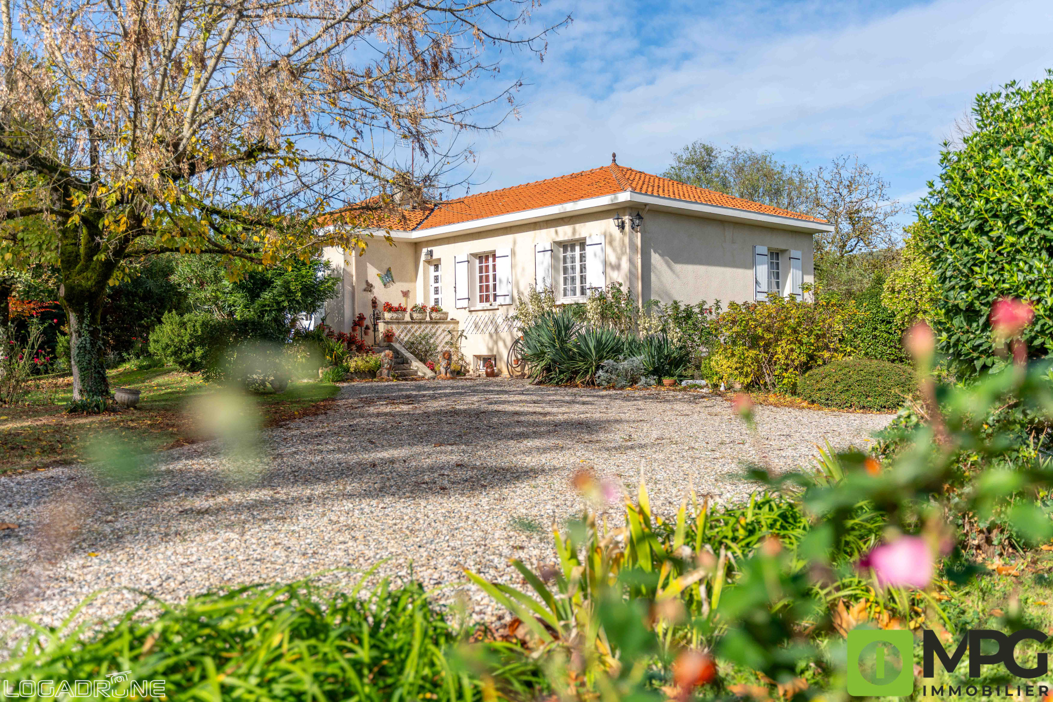 LAFITTE SUR LOT, au bord du Lot, maison semi enterrée d'environ 137 m2 avec sous-sol sur 1ha de terrain