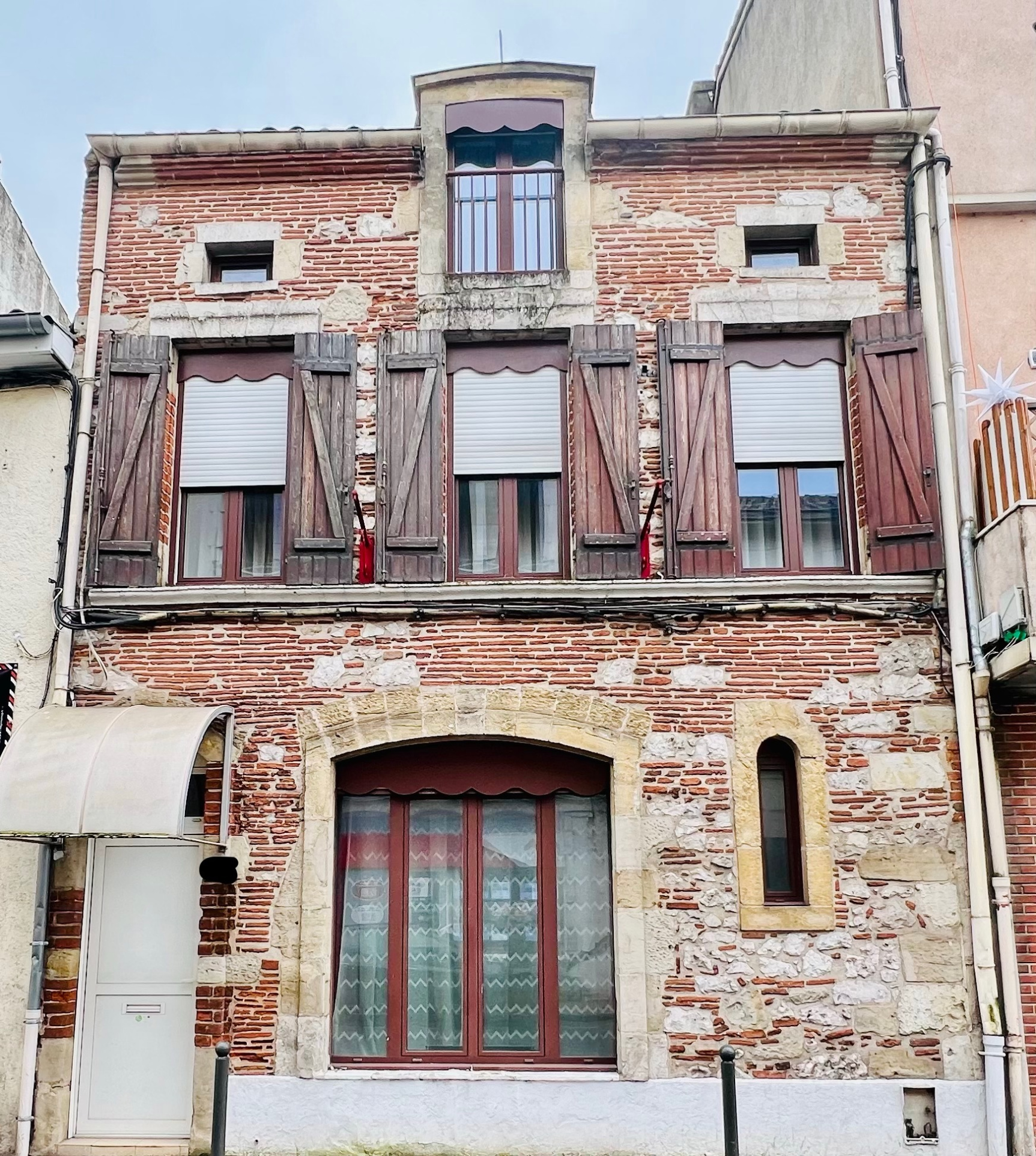 Immeuble à usage d'habitation et local commercial