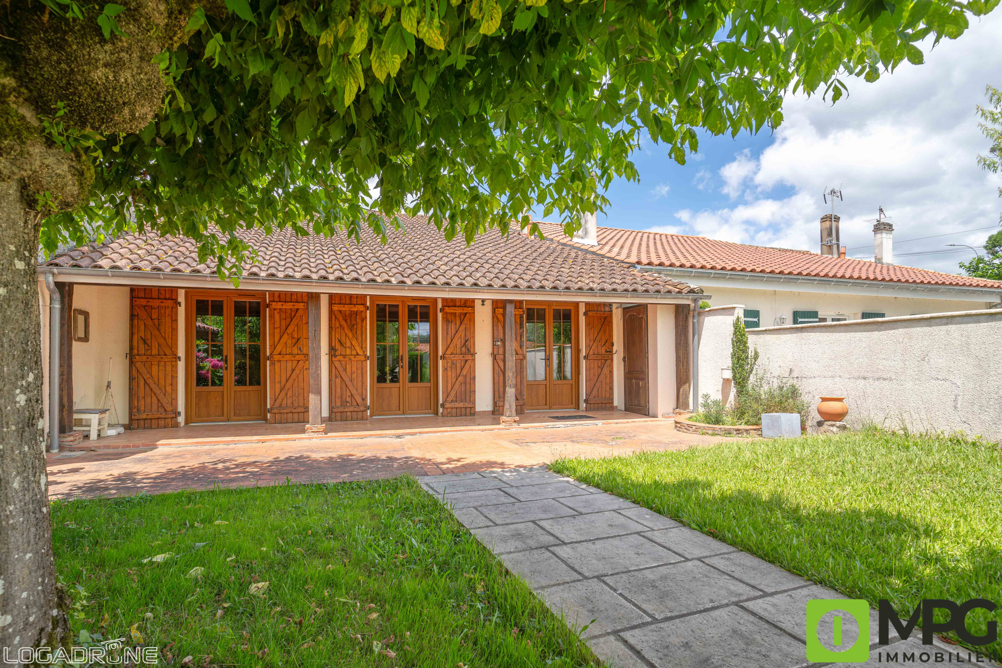 Maison en pierre plain-pied jardin garage quartier EYSSES