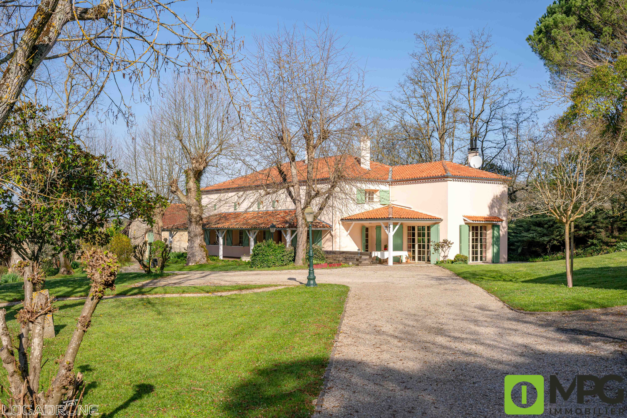 VILLENEUVE SUR LOT. Propriété d'exception d'environ 280 m2 avec dépendances et piscine dans un secteur très re