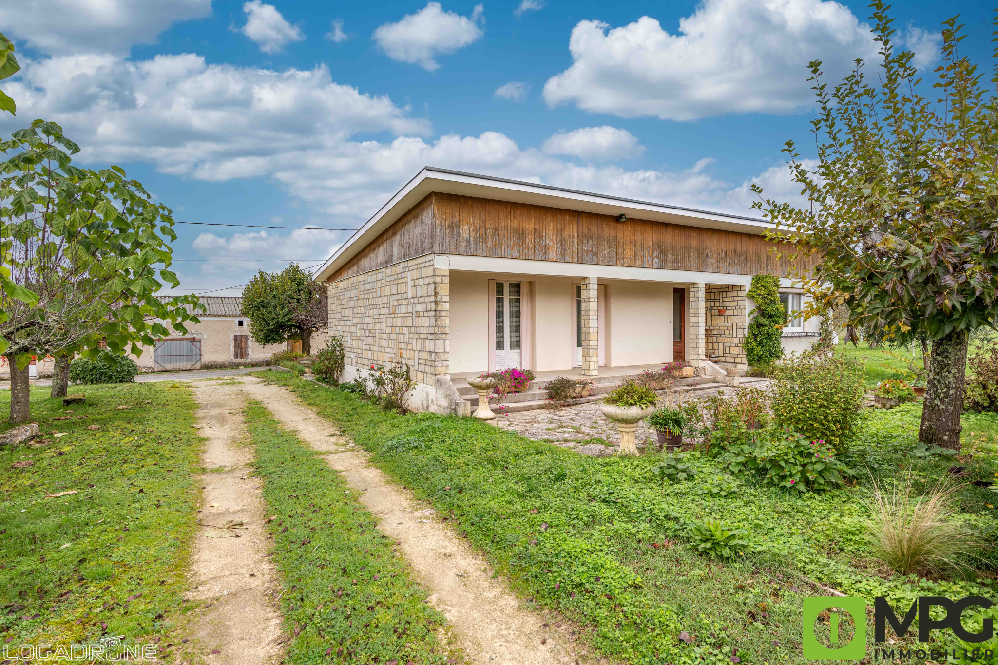 Saint Aubin sur plus de 1,7 hectare maison 5 pièces dans corps de ferme avec dépendances  de 177 et 150 m2