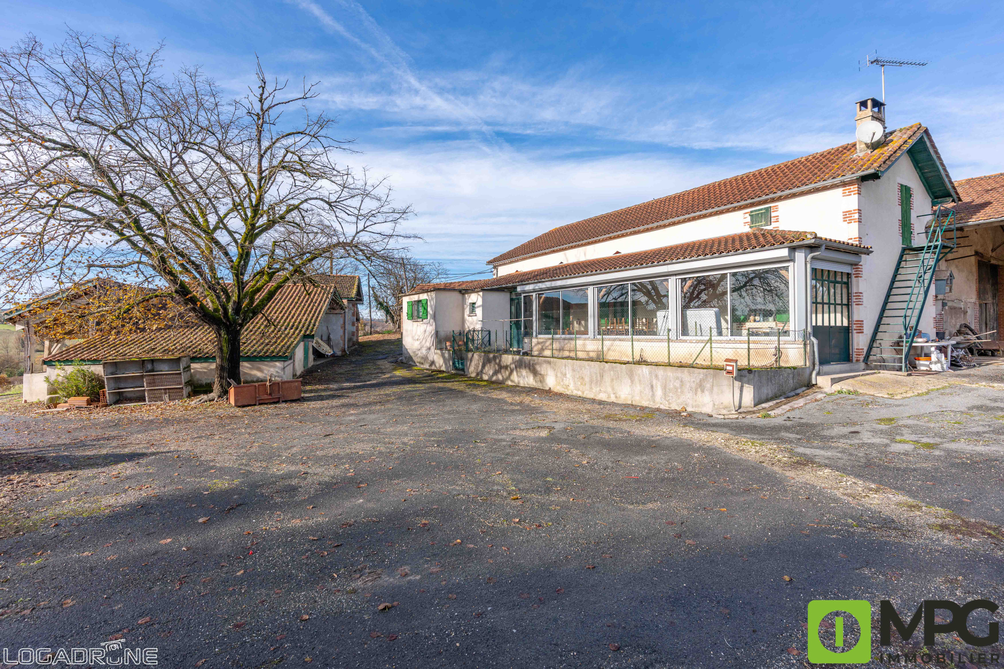 Corps de ferme avec grange , 1 hectare de terrain.