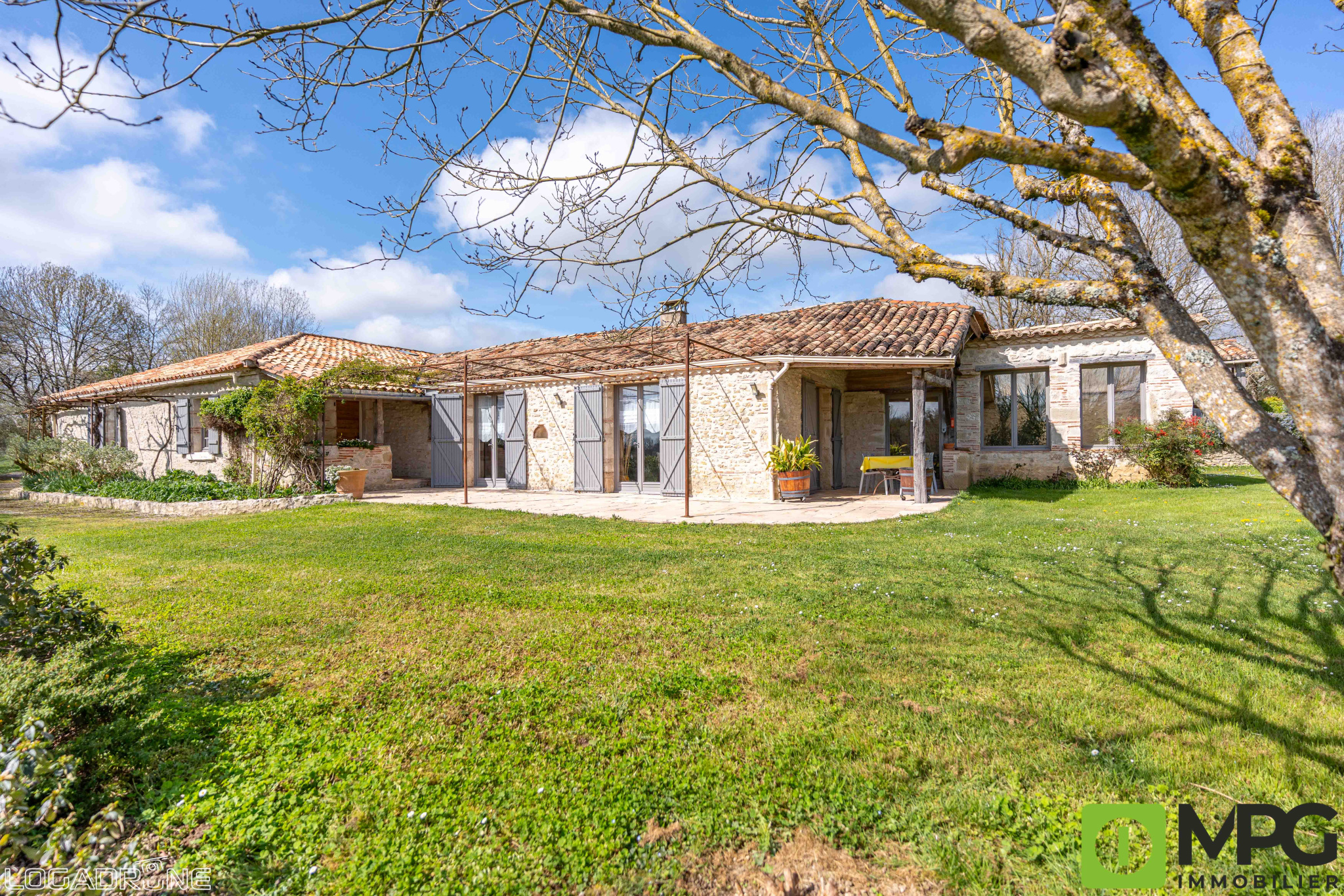 Proche CASSENEUIL à 15 minutes de VILLENEUVE SUR LOT, maison en pierres sur terrain de 2462 m2.