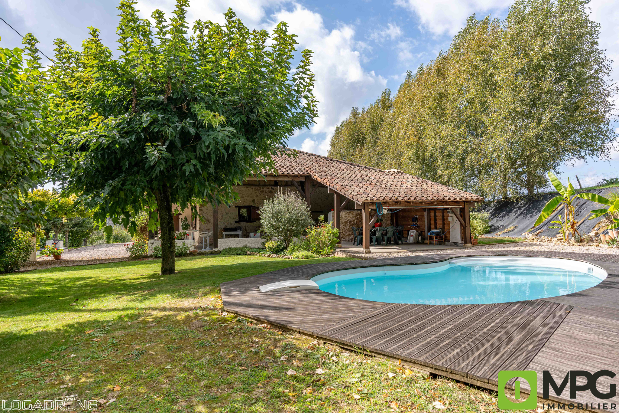 Grange en pierre avec dépendances, piscine et vue imprenable